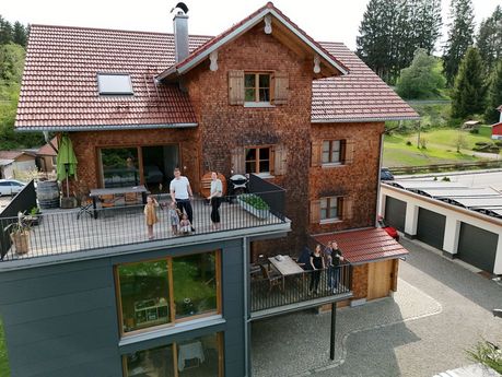 Das Foto zeigt ein Haus mit Wohnraumerweiterung