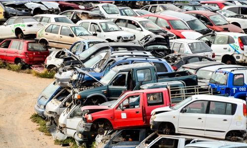 Autos auf Schrottplatz