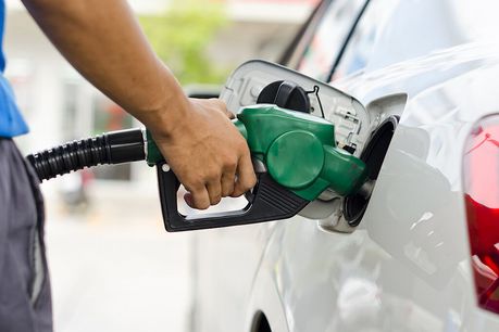 NithidPhoto/istock Auto beim Tanken