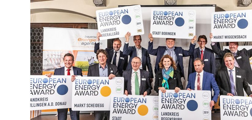 eea-auszeichung Viele Vertreter von Kommunen halten ihre Preise nach Verleihung in die Kamera und freuen sich