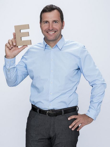 felix-geyer Mann mit Pappe