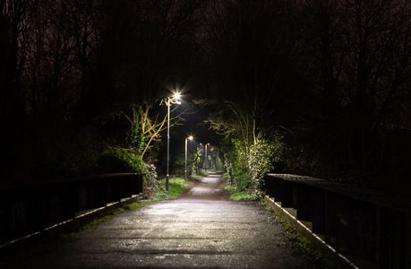 Straßenebeleuchtung bei Nacht