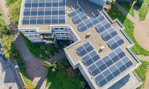 Mehrfamilienhaus mit Solaranlage von oben