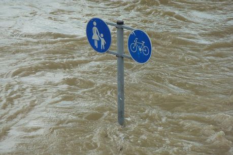 Überfluteter Fuß- und Radweg