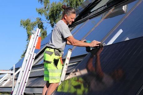 Foto zeigt Handwerker bei Monateg von PV-Modulen