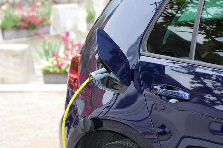 Das Foto zeigt ein Elektroauto beim Laden