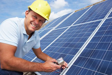 Handwerker montiert Photovoltaikmodul