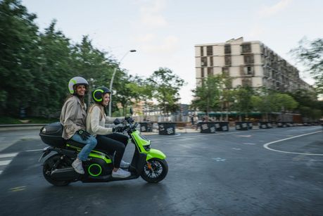 Junge Menschen auf Elektroroller