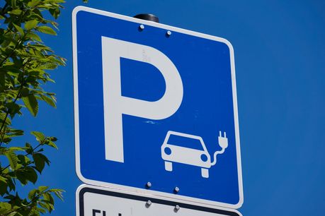 Parkplatzschild für Elektroautos