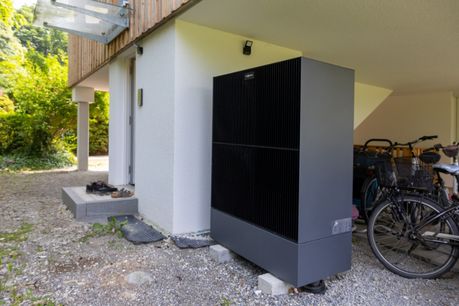 Foto zeigt Wärmepumpe vor einem Haus