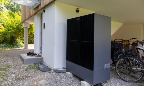 Foto zeigt Wärmepumpe vor einem Haus