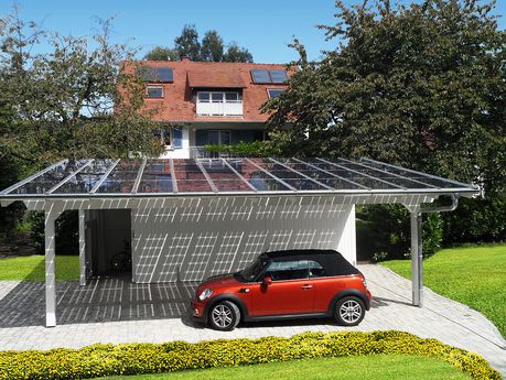 Auto unter Solarcarport