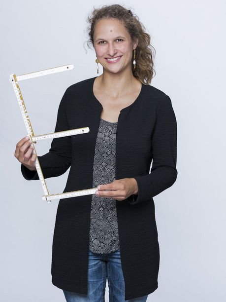 evamaria-golinski Frau mit Meterstab