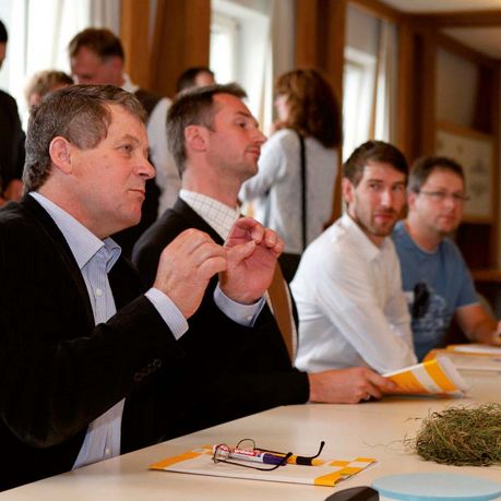 Mehrere Menschen in einem Saal