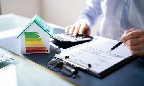 Das Foto zeigt einen Taschnrechner und eine Heizkostenabrechnung