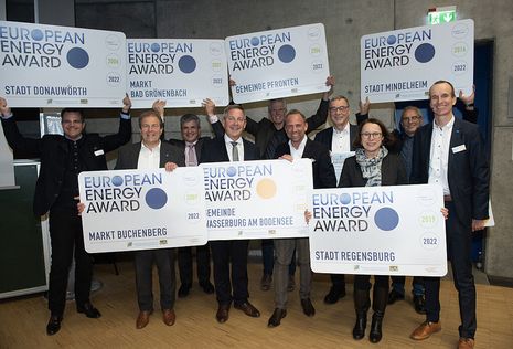 Bayerns Umweltminister Thorsten Glauber gratulierte den Vertretern aus Bad Grönenbach zum European Energy Award.