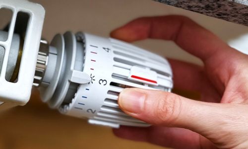 Das Bild zeigt ein Thermostat, das verstellt wird