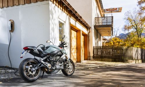 Das Bild zeigt ein E-Motorrad beim Laden