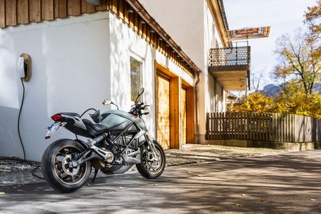 © Moritz Sonntag Das Bild zeigt ein E-Motorrad beim Laden