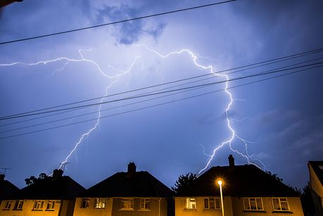Blitz über Wohnhäusern
