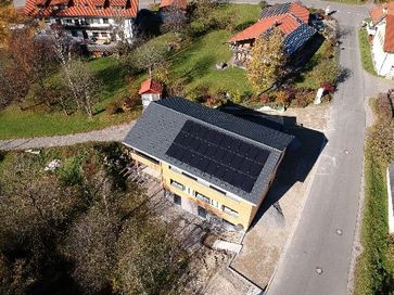 Fotos: Herz & Lang GmbH; Luftbild zur PV-Anlage